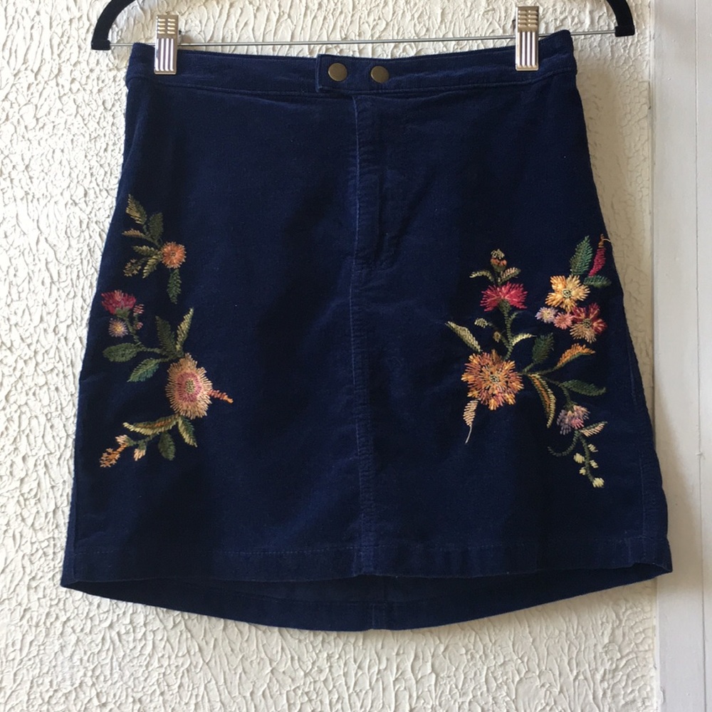 🌼Mossimo Corduroy Embroidered Floral Skirt🌸